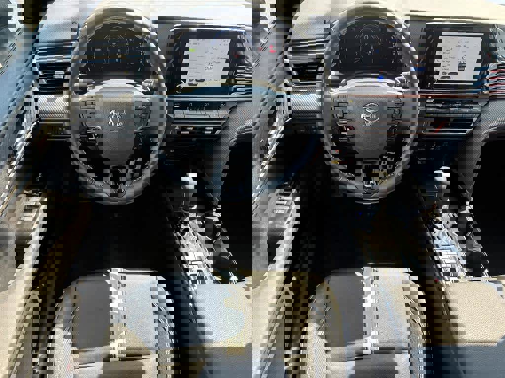 Used 2025 Toyota Camry SE image 4