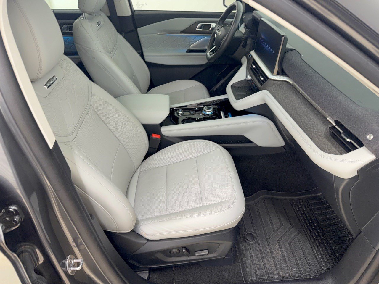 Used 2025 Ford Explorer Platinum w/ LUX Leather Package AWD/4WD image 30