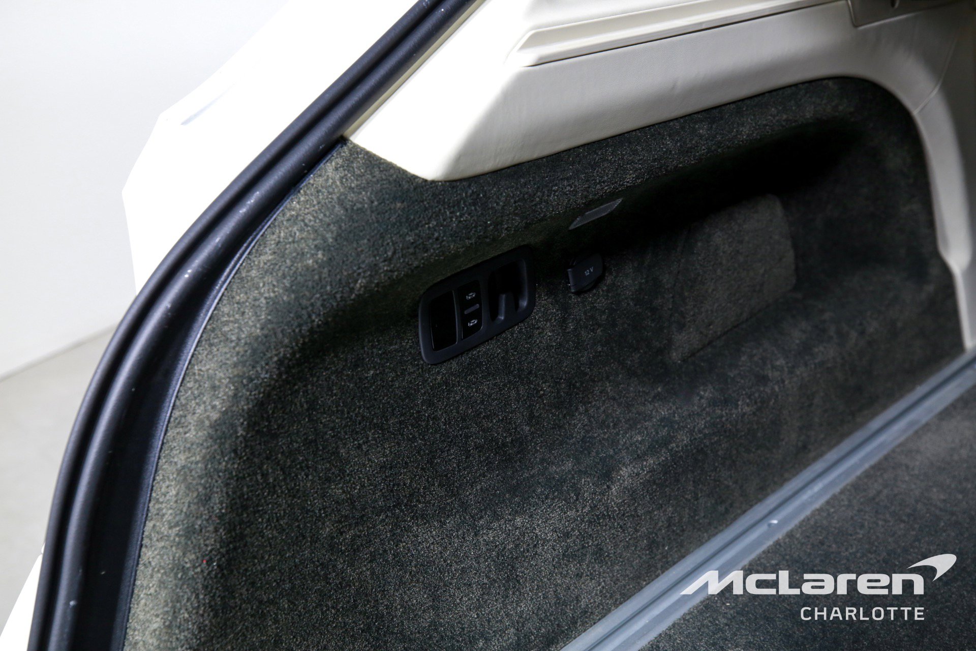 Used 2023 Bentley Bentayga Plug-In Hybrid image 21