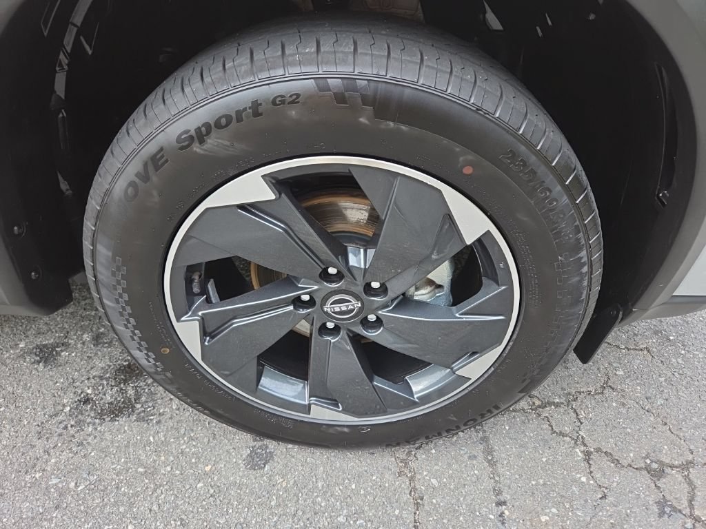 Certified 2025 Nissan Rogue SV FWD image 11