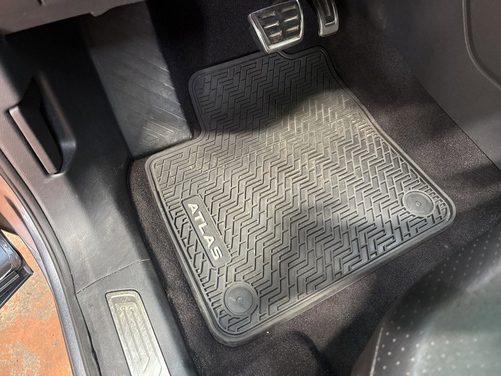 Used 2021 Volkswagen Atlas SEL R-Line image 12