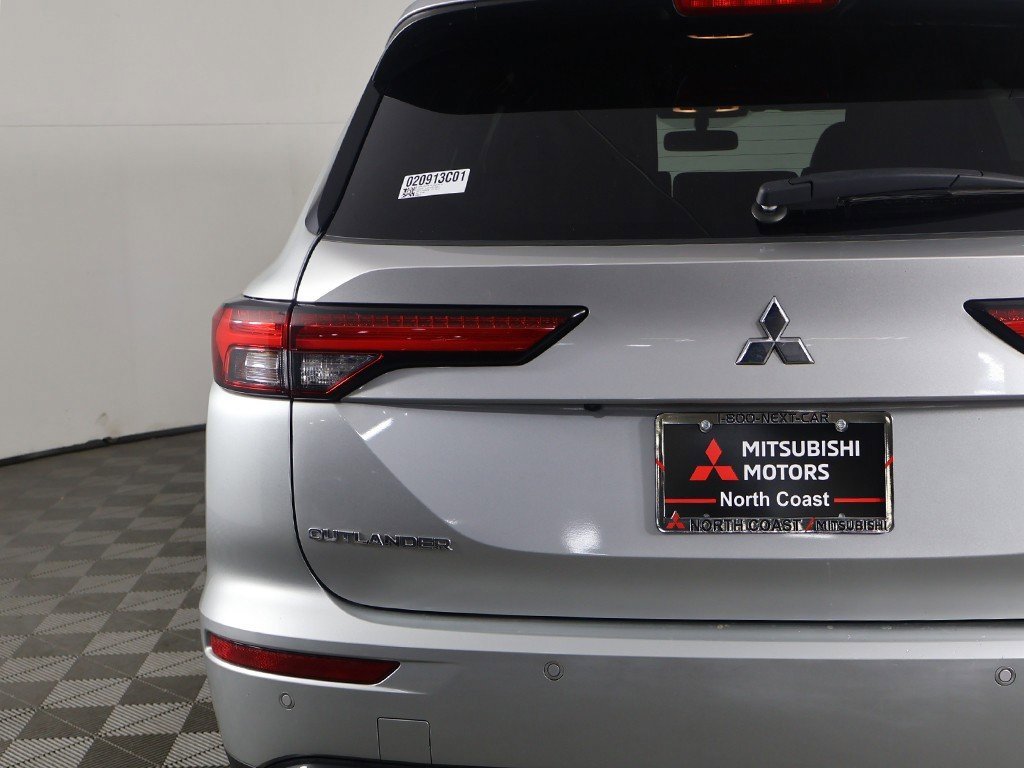 Used 2023 Mitsubishi Outlander SE image 16