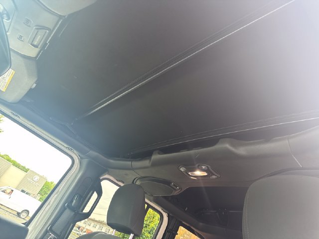 Used 2018 Jeep Wrangler Unlimited Sahara AWD/4WD image 26