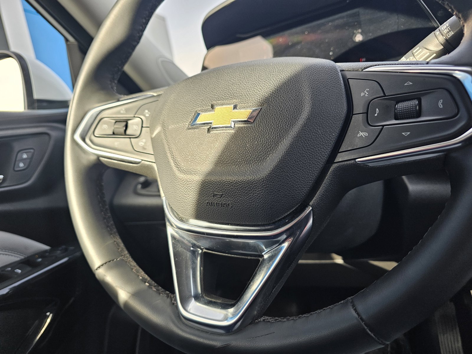 Used 2025 Chevrolet Trax LT w/ LT Convenience Package image 16