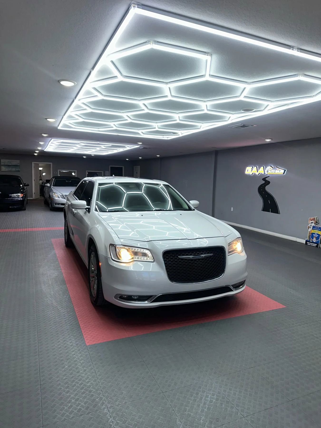 Used 2016 Chrysler 300 Limited image 1