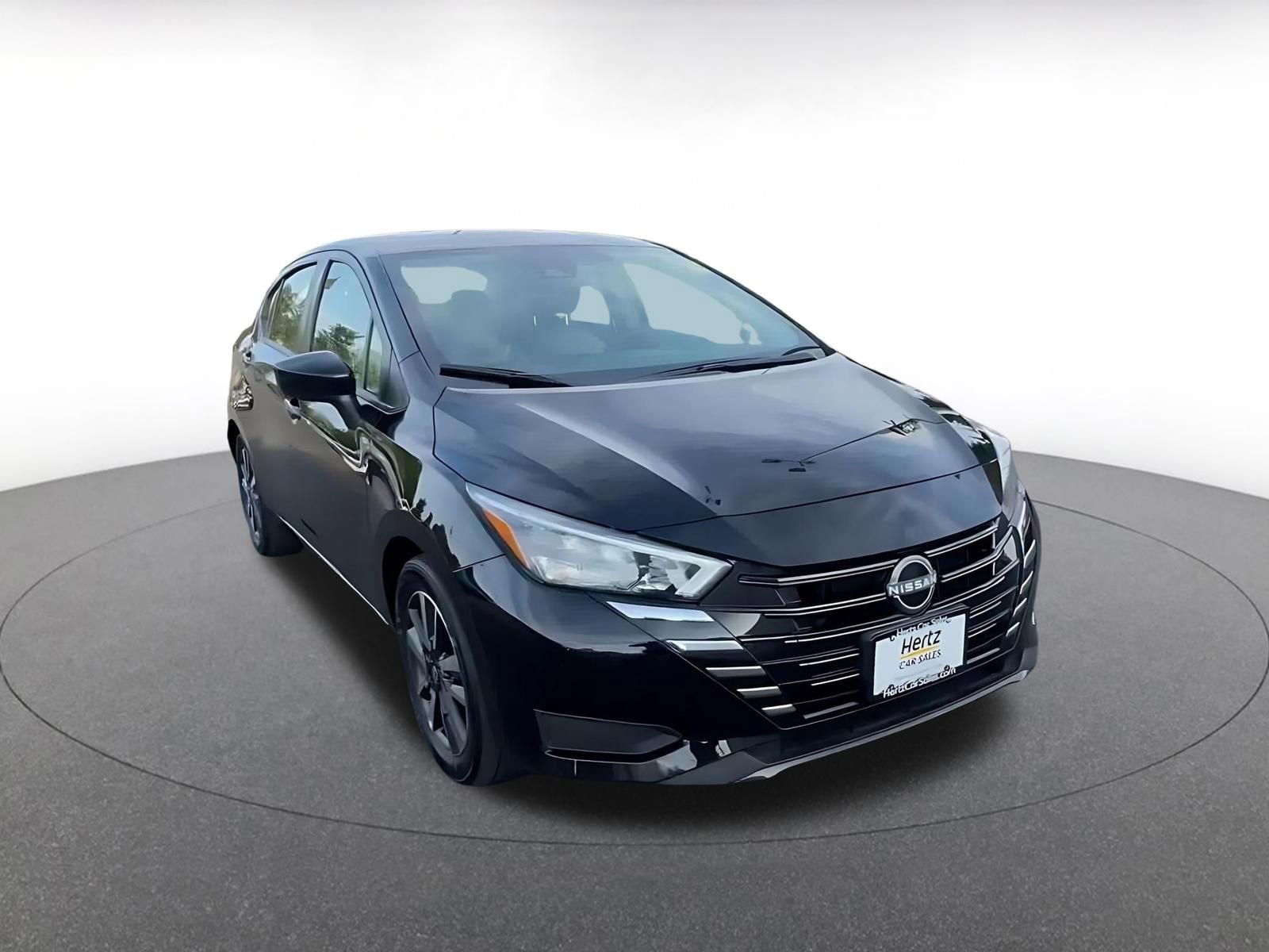 Used 2025 Nissan Versa SV image 3