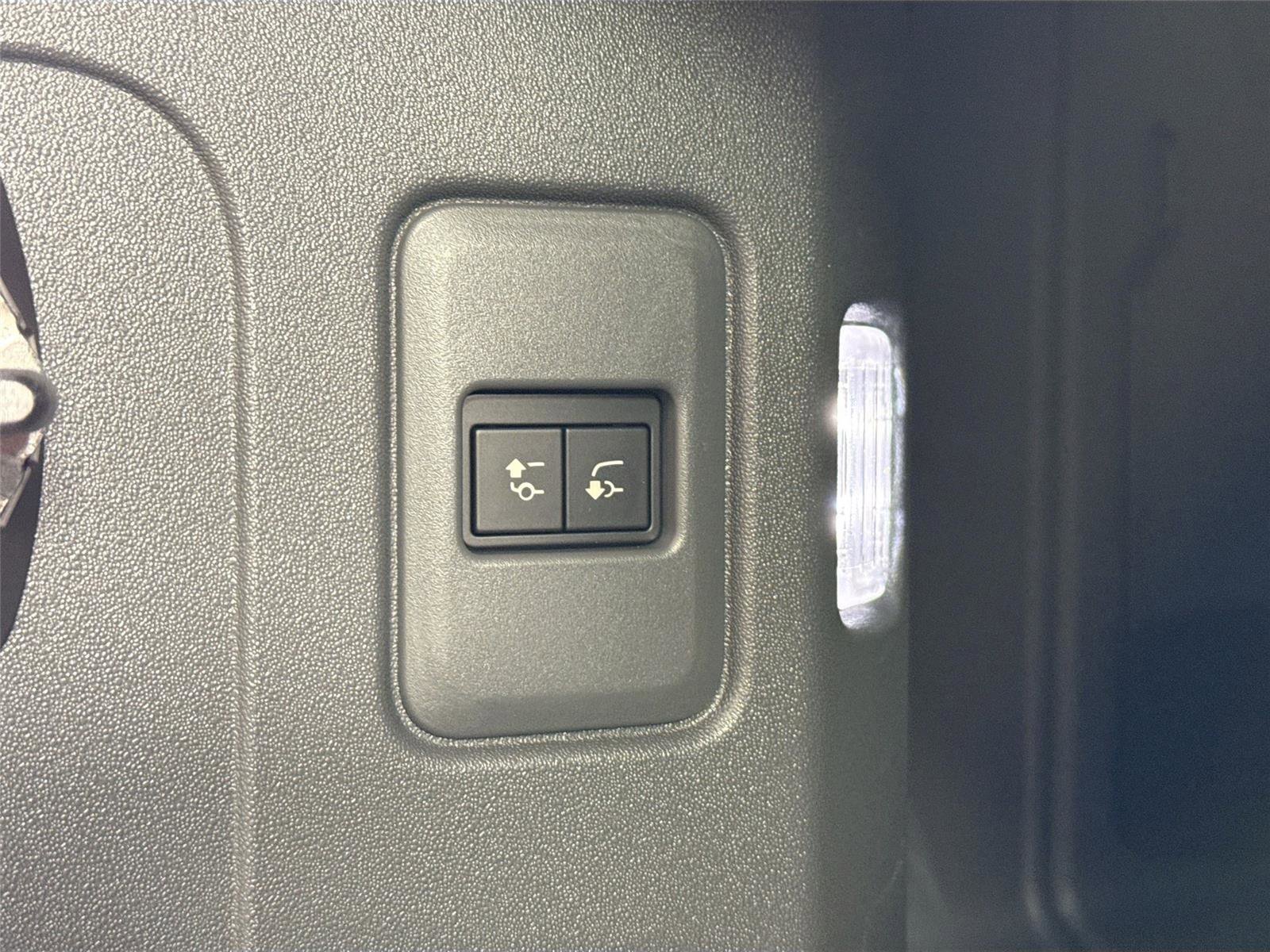 Used 2025 Land Rover Defender 110 X-Dynamic SE image 39