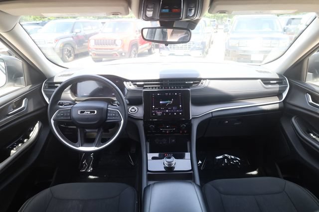 Used 2024 Jeep Grand Cherokee Laredo AWD/4WD image 11