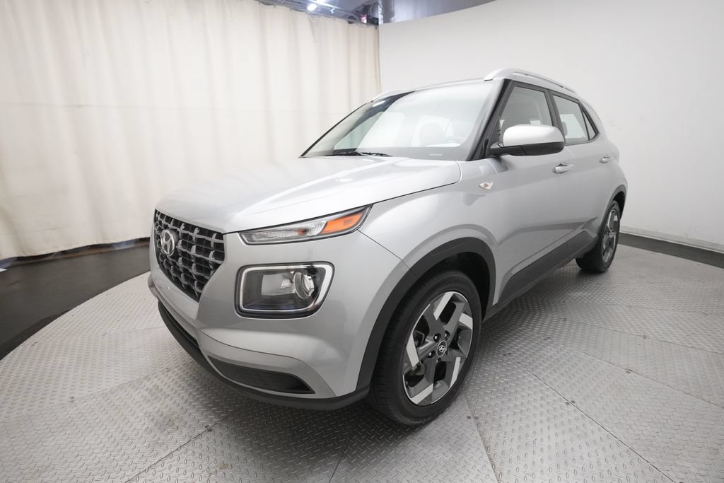 Used 2025 Hyundai Venue SEL FWD image 12