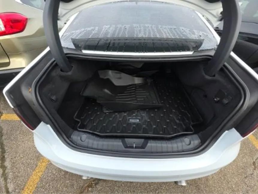 Used 2018 Jaguar XF Portfolio image 13