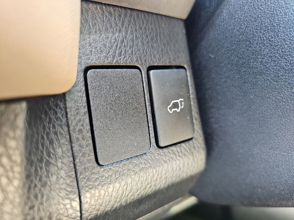 Used 2018 Toyota RAV4 XLE FWD image 15