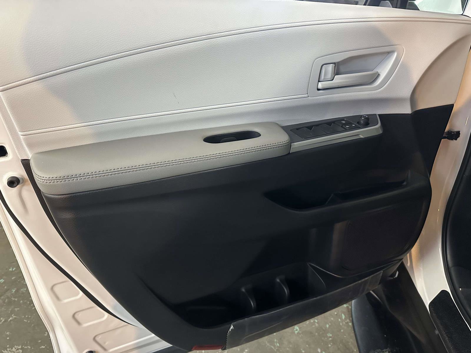 Used 2025 Toyota Sienna LE image 17