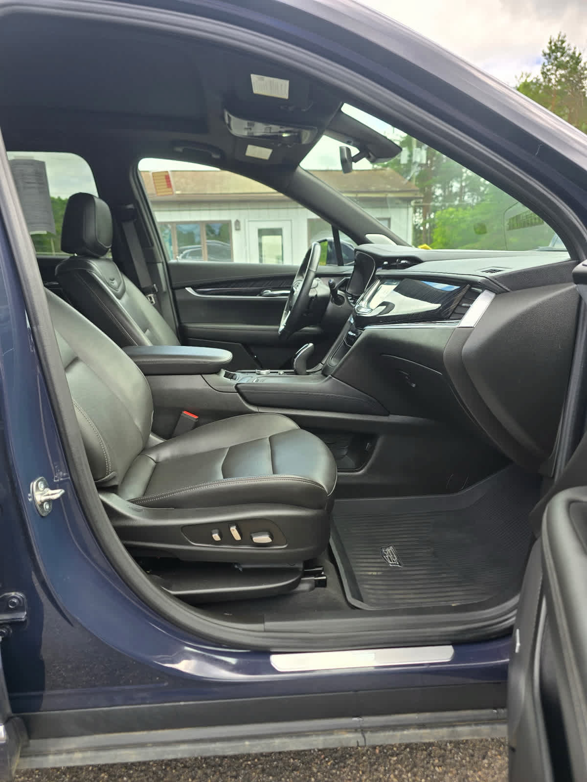 Used 2025 Cadillac XT6 Premium Luxury AWD/4WD image 23