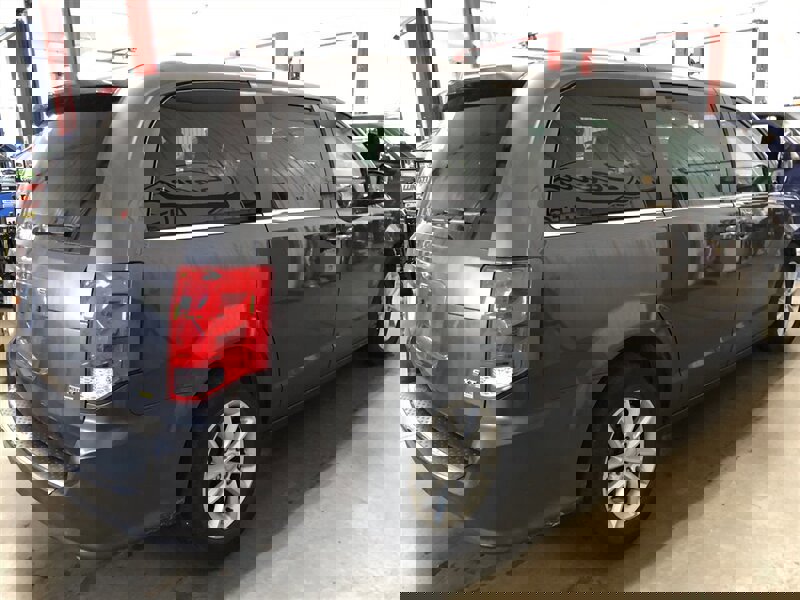 Used 2019 Dodge Grand Caravan SXT w/ Rear Park Assist Package image 7