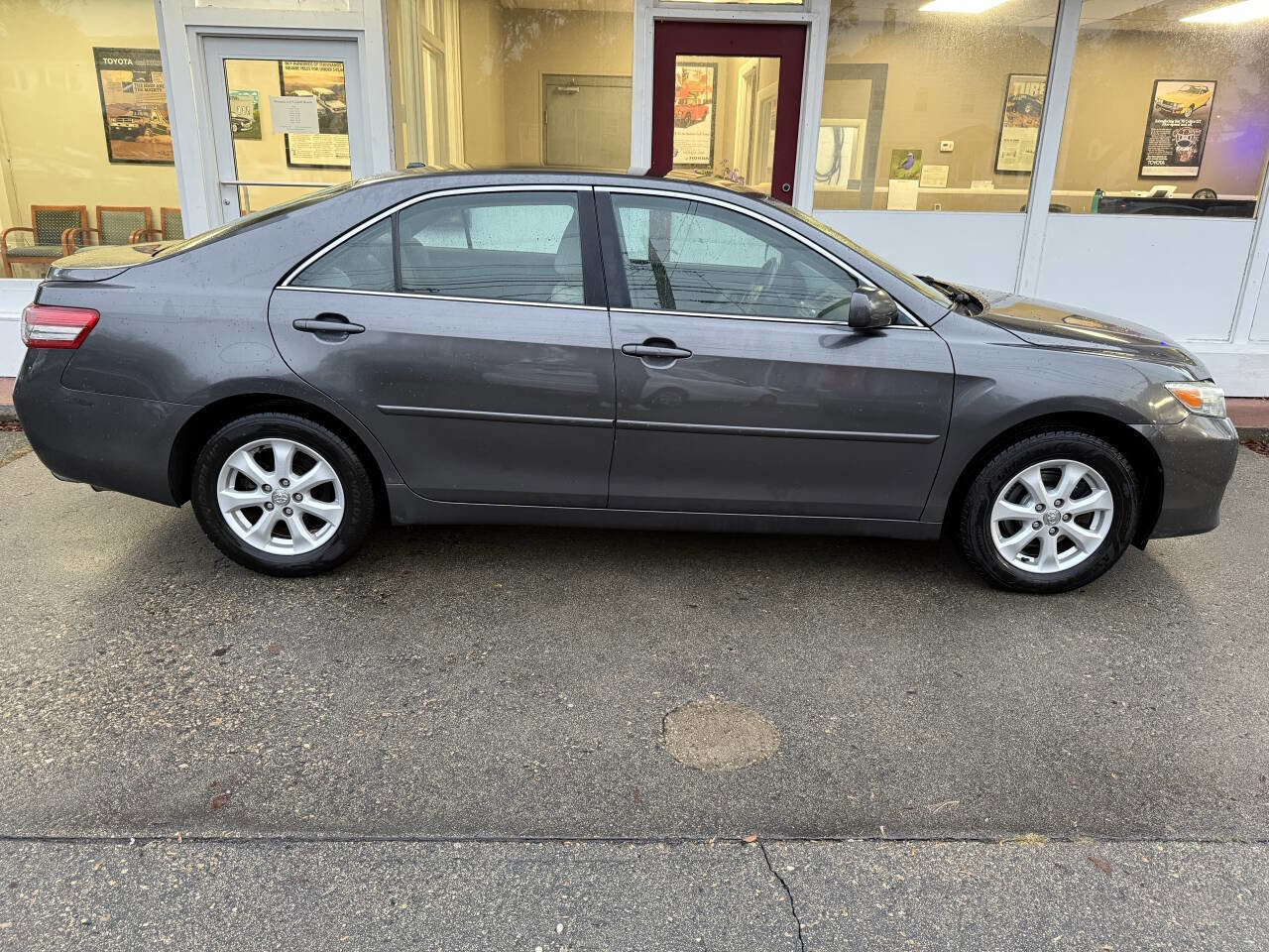 Used 2011 Toyota Camry LE w/ LE Extra-Value Pkg image 3