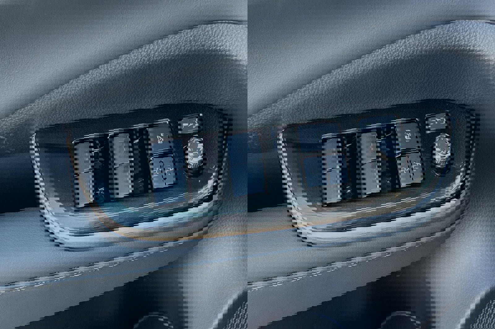 New 2025 Toyota Crown Signia Limited image 11