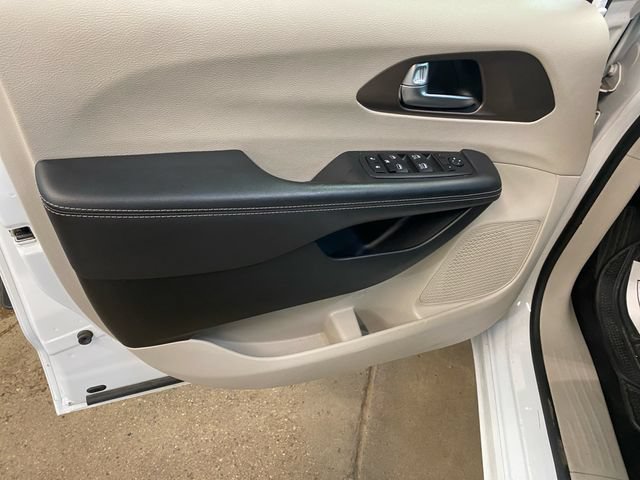 Used 2023 Chrysler Voyager LX FWD image 11