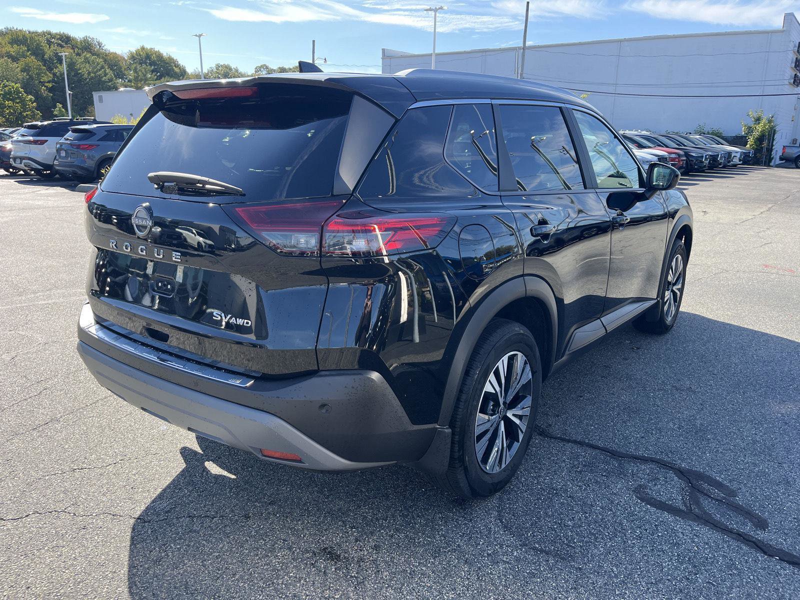 Used 2023 Nissan Rogue SV w/ SV Premium B Package image 3