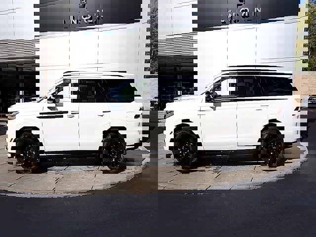 New 2025 Lincoln Navigator Reserve w/ Jet Appearance Package image 2