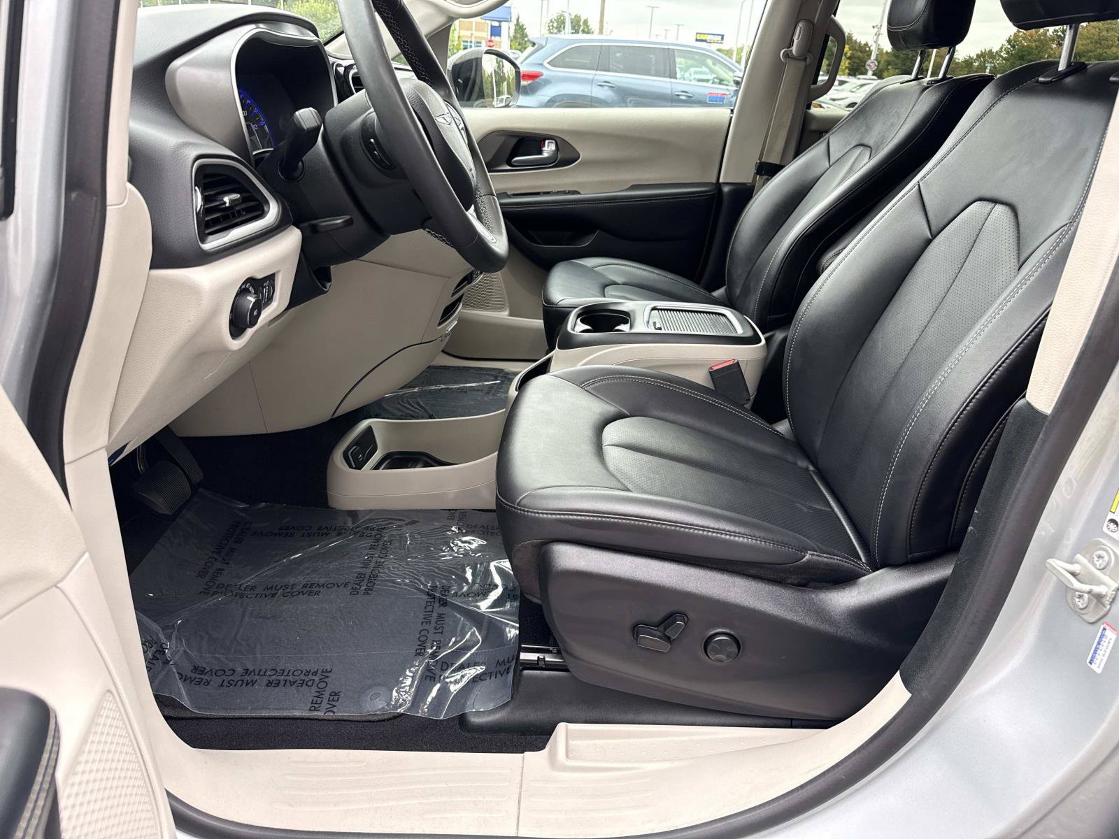 Used 2024 Chrysler Pacifica Touring-L FWD image 29
