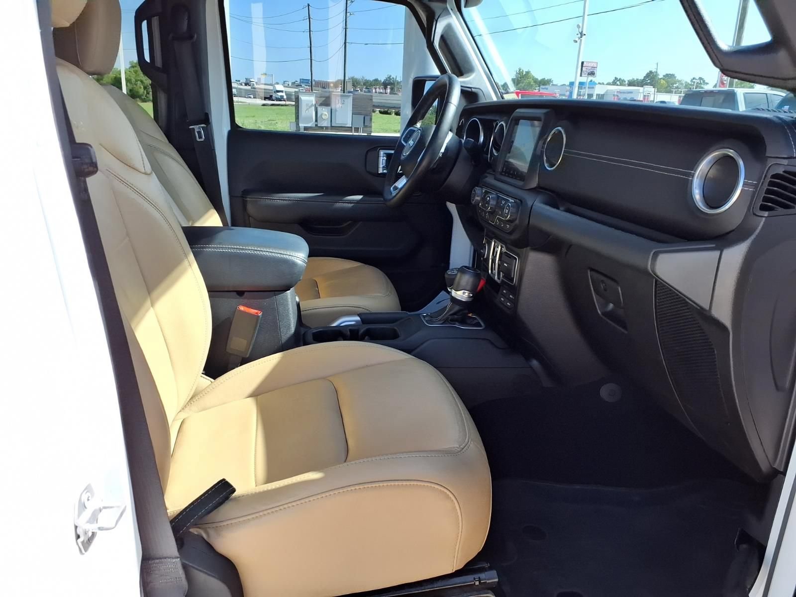 Used 2018 Jeep Wrangler Unlimited Sahara AWD/4WD image 21