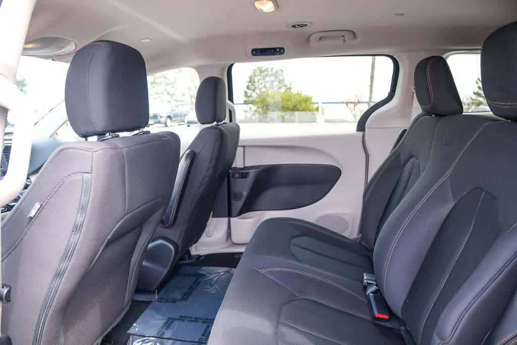 Used 2019 Chrysler Pacifica L FWD image 18