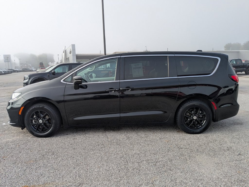 Used 2024 Chrysler Pacifica Touring-L FWD image 7