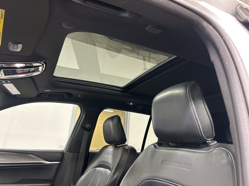 Used 2023 Jeep Grand Cherokee Overland image 4