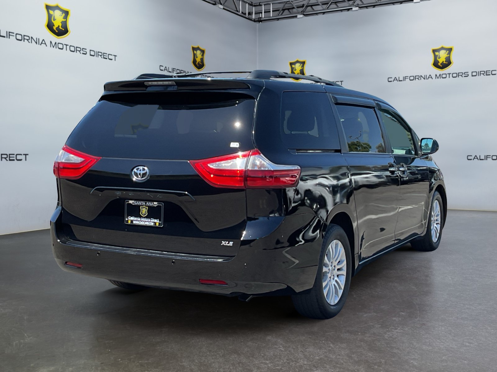 Used 2017 Toyota Sienna XLE w/ XLE Navigation Package FWD image 5