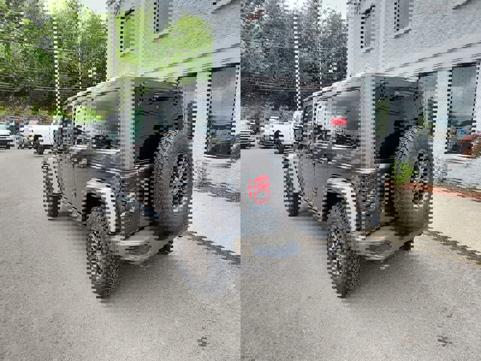 Used 2016 Jeep Wrangler Unlimited Sahara AWD/4WD image 3