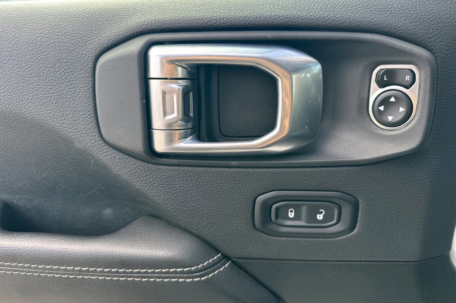 Used 2023 Jeep Wrangler Sahara image 11