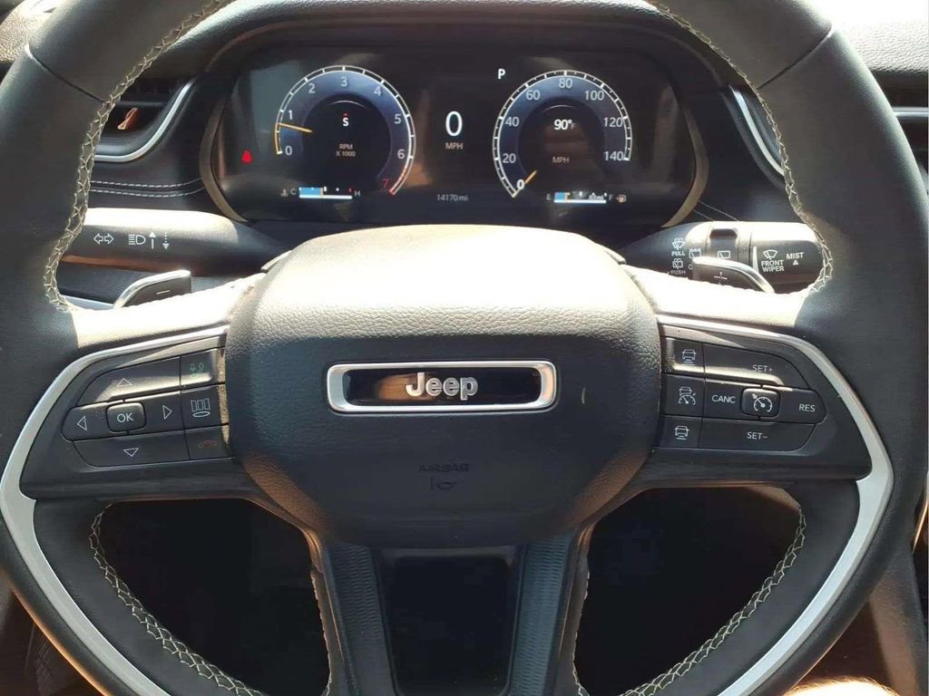 Used 2025 Jeep Grand Cherokee Laredo X image 14