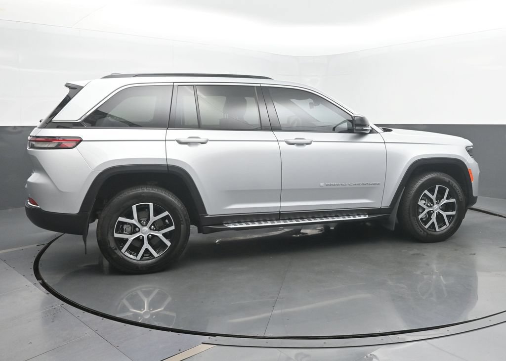 Used 2024 Jeep Grand Cherokee Limited AWD/4WD image 2