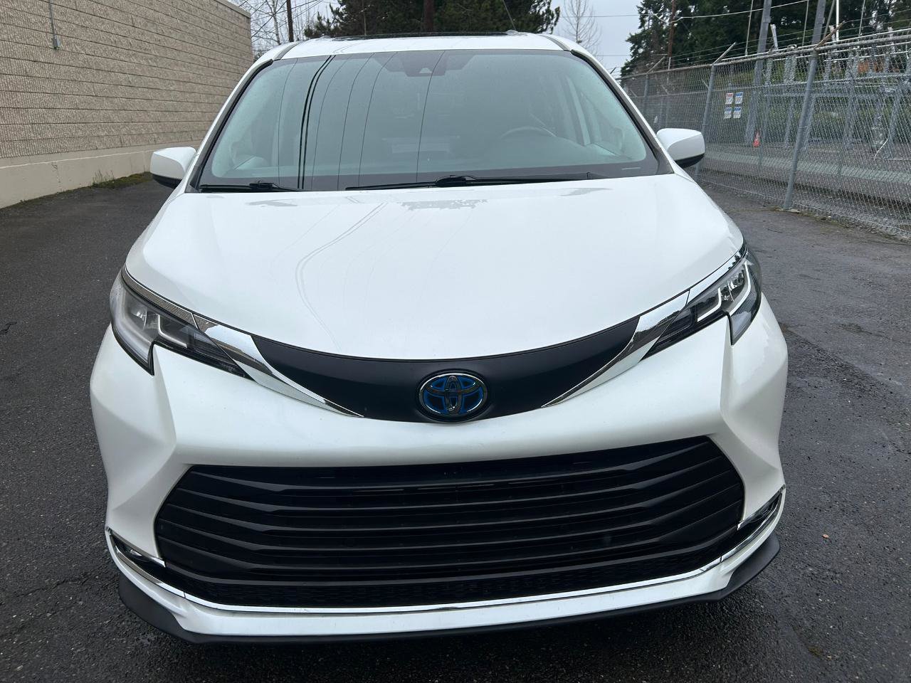 Used 2021 Toyota Sienna XLE w/ XLE Plus Package AWD/4WD image 2