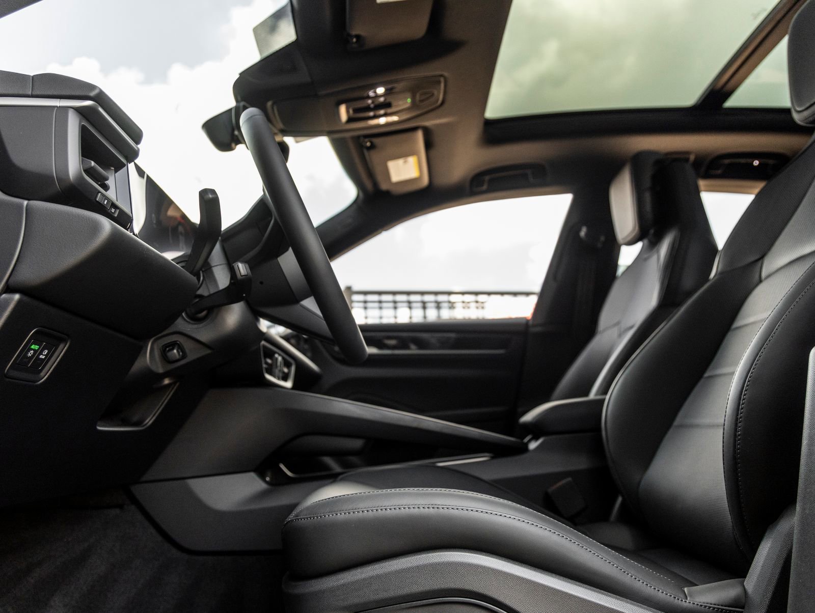 Certified 2025 Porsche Macan 4 Electric image 21