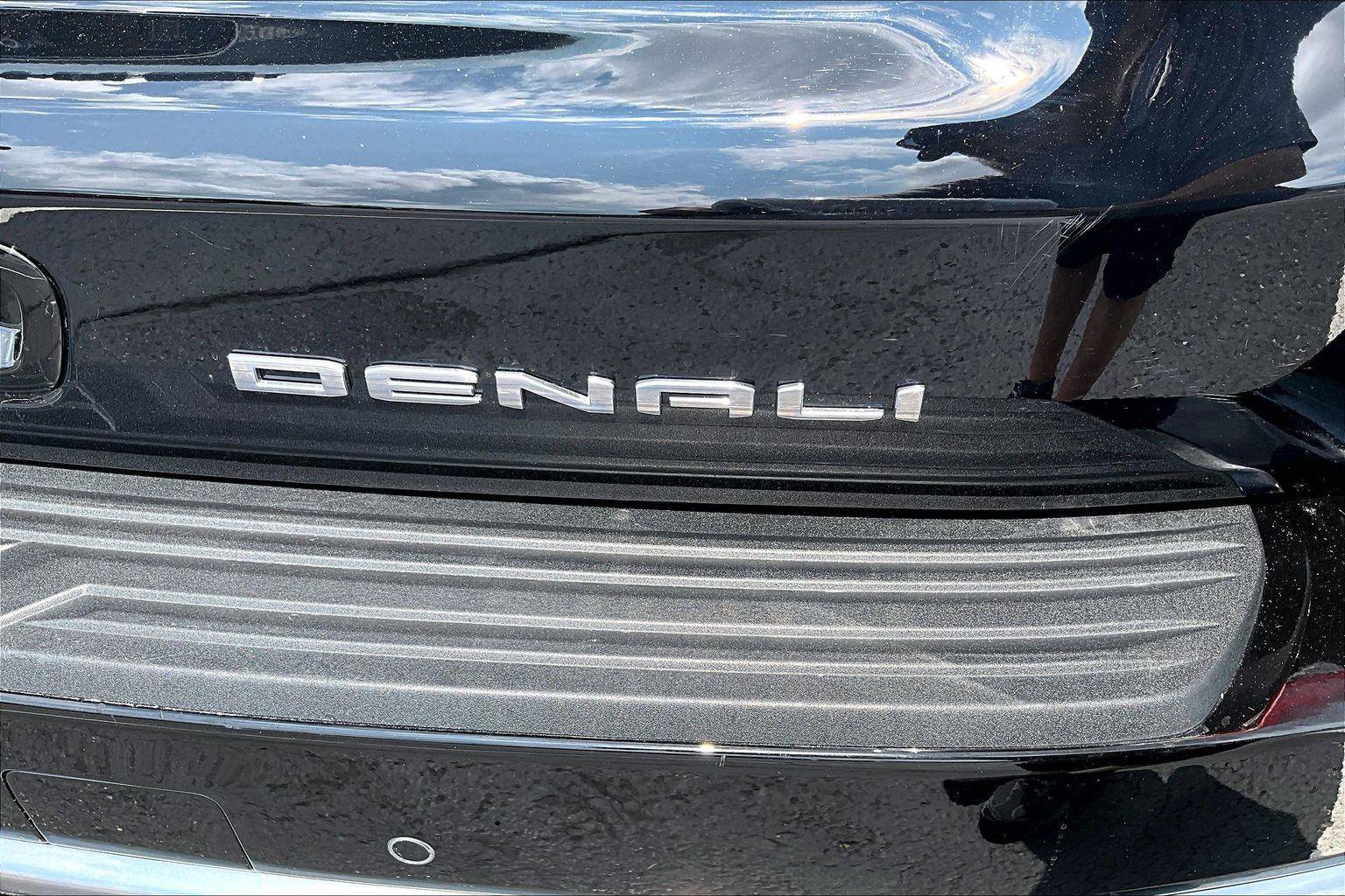 Used 2023 GMC Yukon XL Denali w/ LPO, Floor Liner Package AWD/4WD image 9