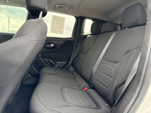 Used 2019 Jeep Renegade Latitude w/ Cold Weather Group image 22