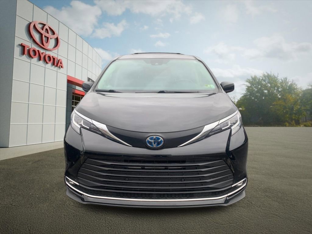 Used 2022 Toyota Sienna XLE w/ XLE Plus Package image 6