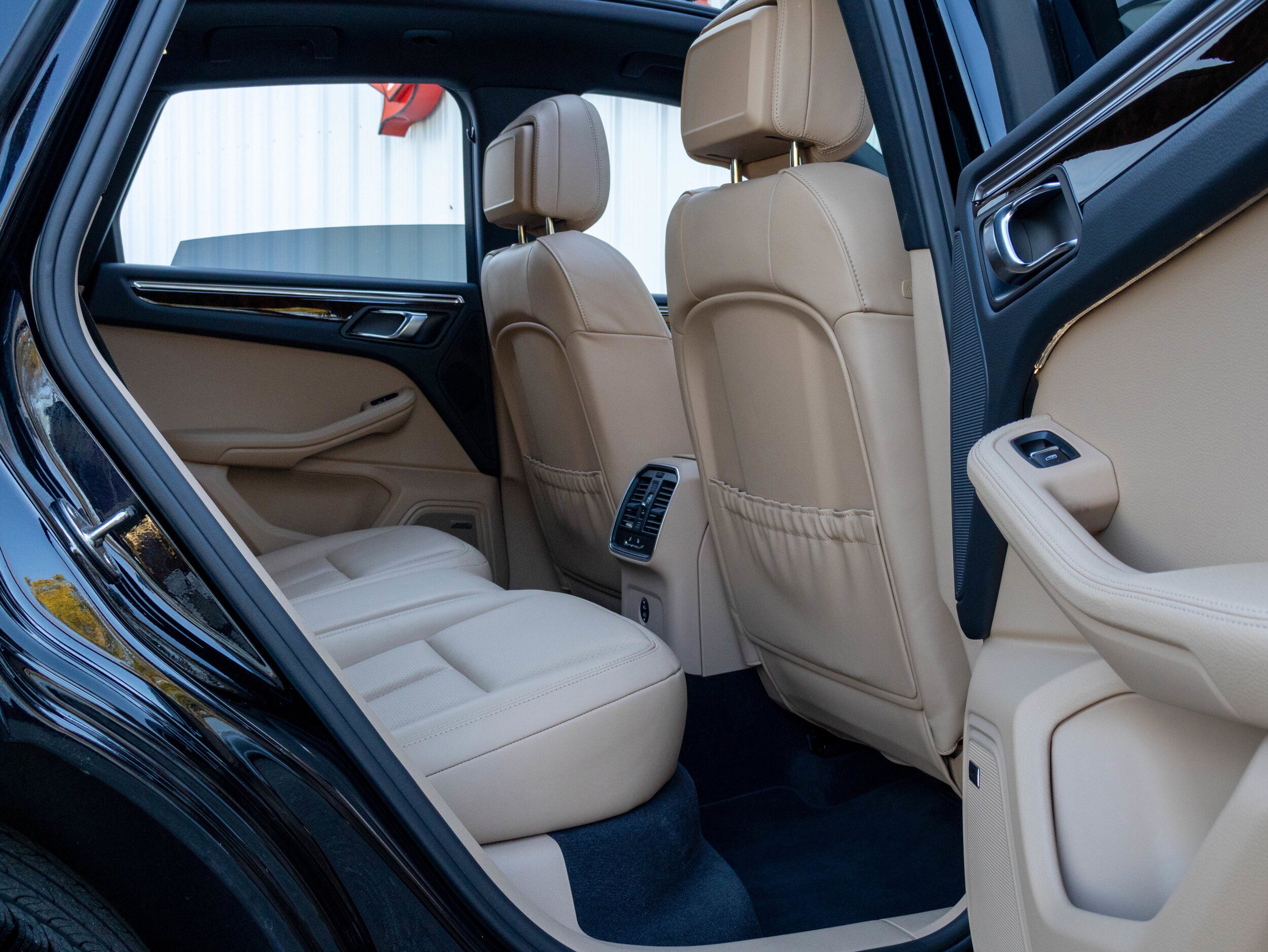 Certified 2025 Porsche Macan AWD/4WD image 33