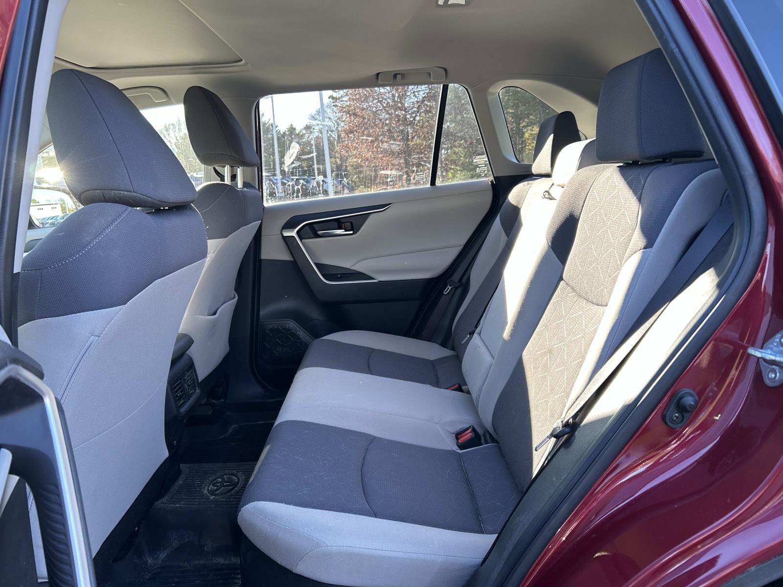 Used 2021 Toyota RAV4 XLE w/ Convenience Package image 10