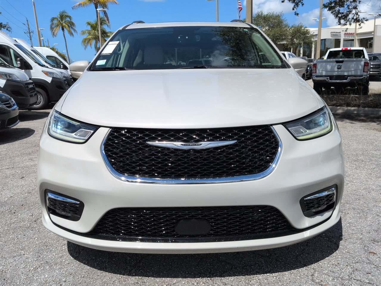 Used 2021 Chrysler Pacifica Touring-L w/ Premium & Safety Sphere Group FWD image 3