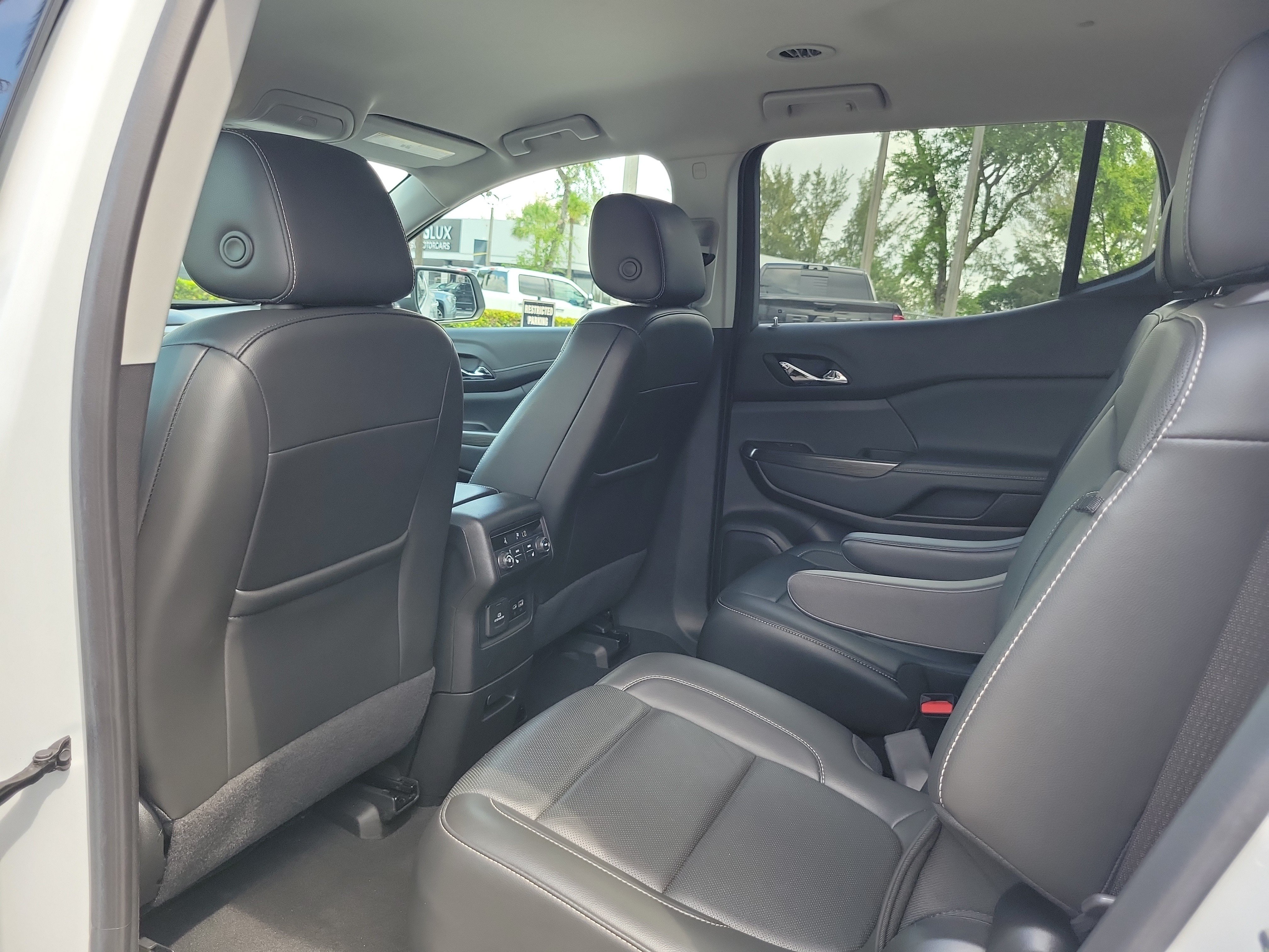 Used 2023 GMC Acadia SLT w/ Technology Package FWD image 15