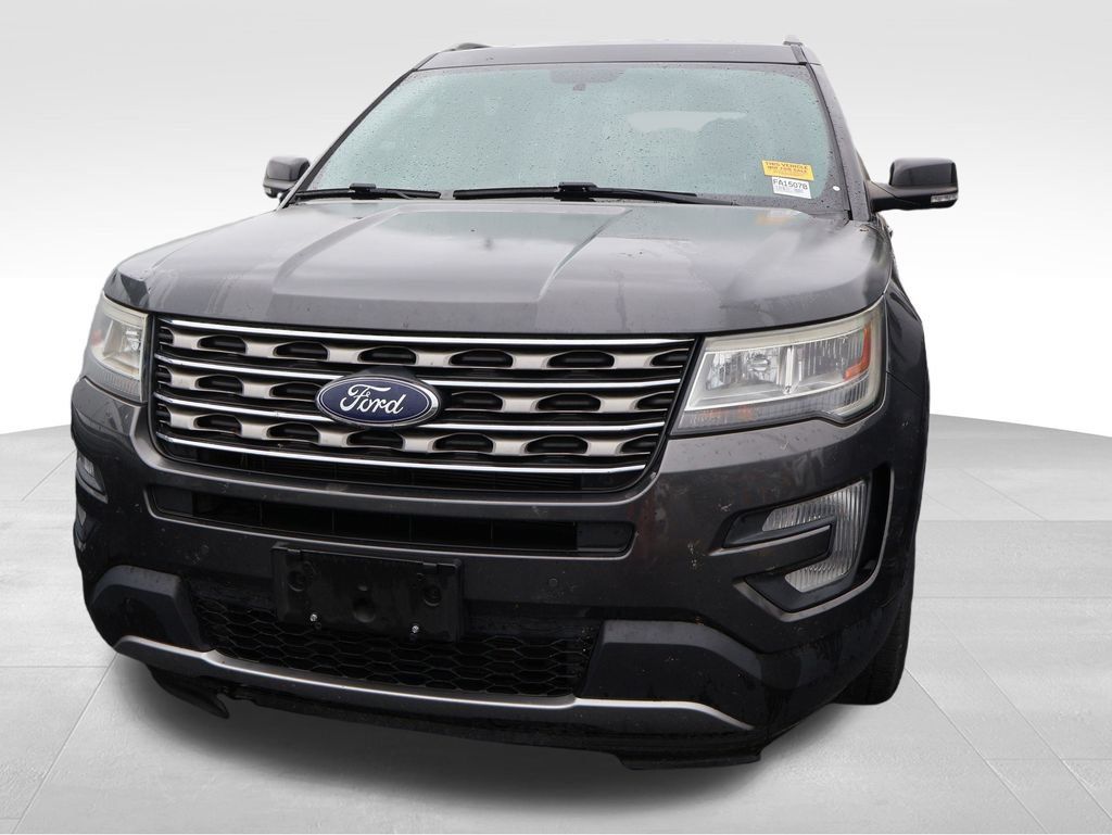 Used 2017 Ford Explorer XLT w/ Equipment Group 202A FWD image 4