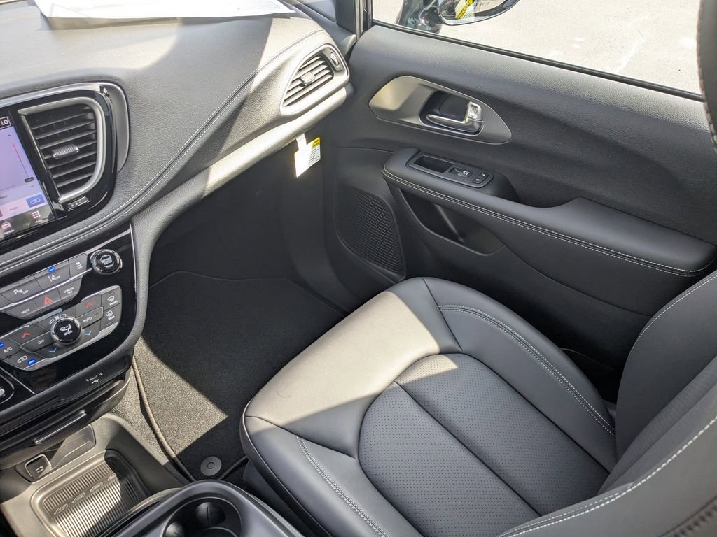 New 2026 Chrysler Pacifica Select FWD image 16