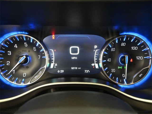 Used 2023 Chrysler Pacifica Touring-L image 6