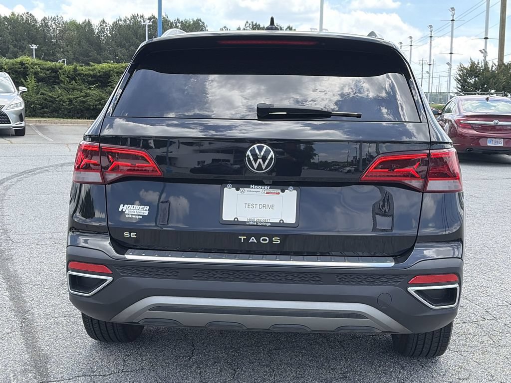 Used 2024 Volkswagen Taos SE w/ MDO Package FWD image 4