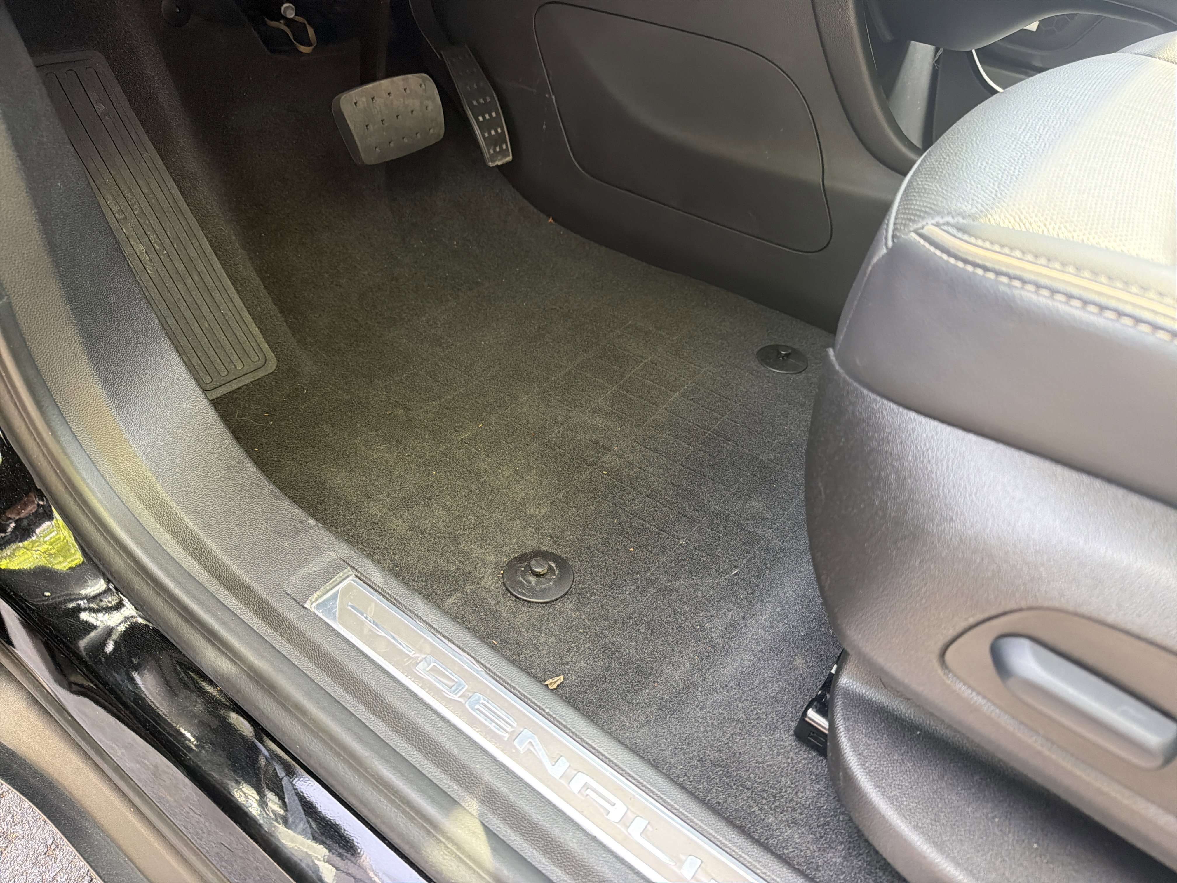 Used 2023 GMC Acadia Denali w/ Black Diamond Edition image 17