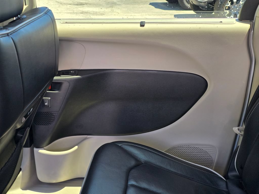 Used 2024 Chrysler Pacifica Limited FWD image 47