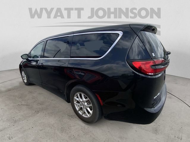 Used 2023 Chrysler Pacifica Touring-L FWD image 6
