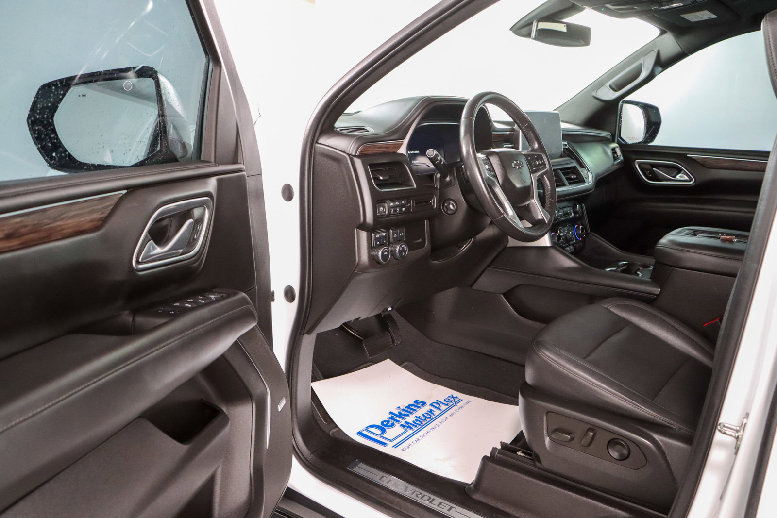 Used 2022 Chevrolet Tahoe Z71 w/ Luxury Package AWD/4WD image 3